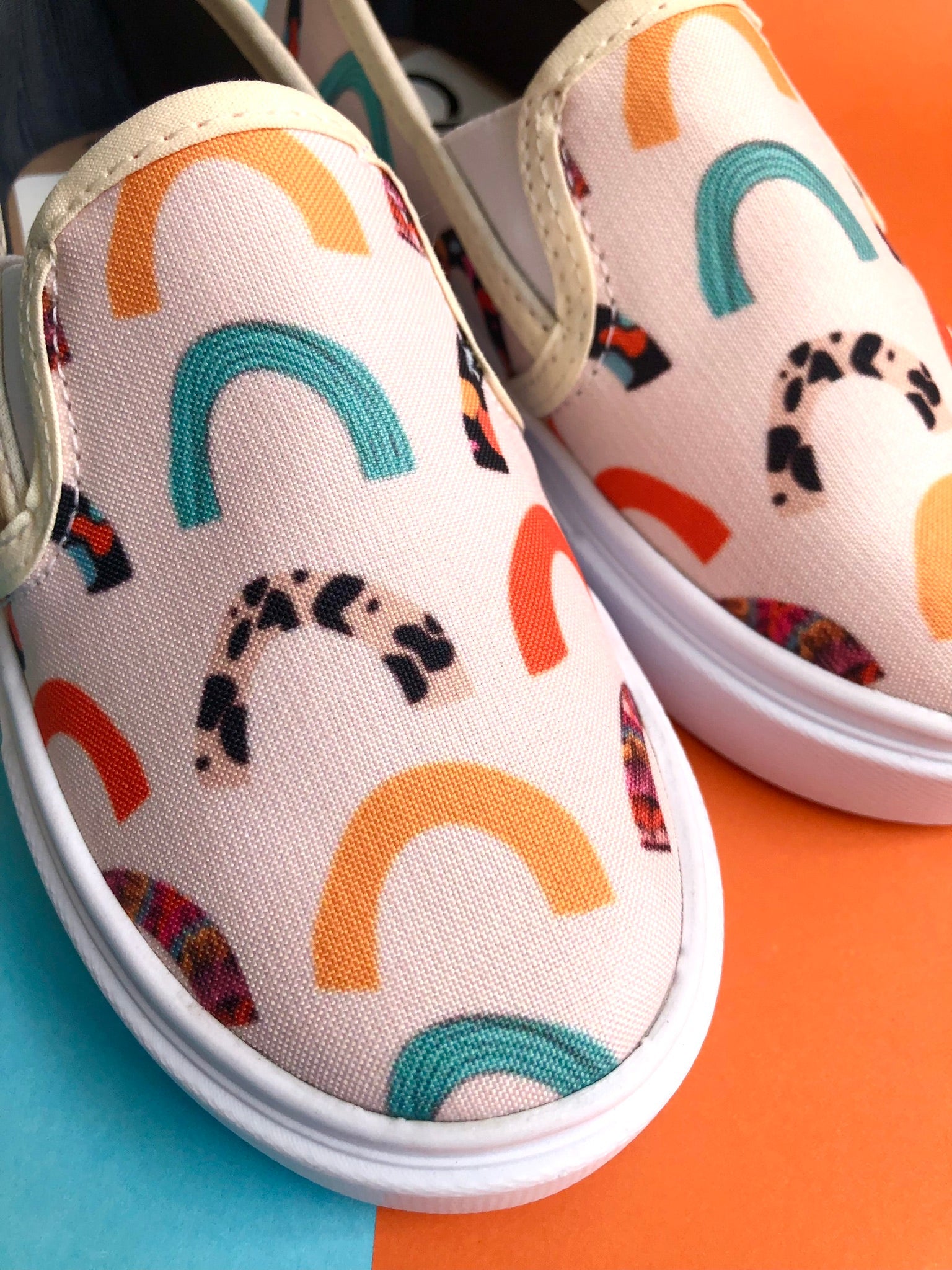 Tenis Slip On para niños Arcoiris estampado