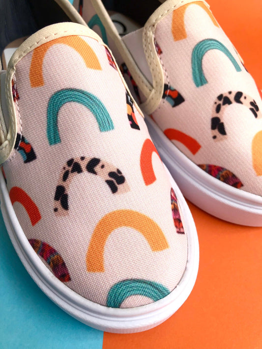 Tenis Slip On para niños Arcoiris estampado