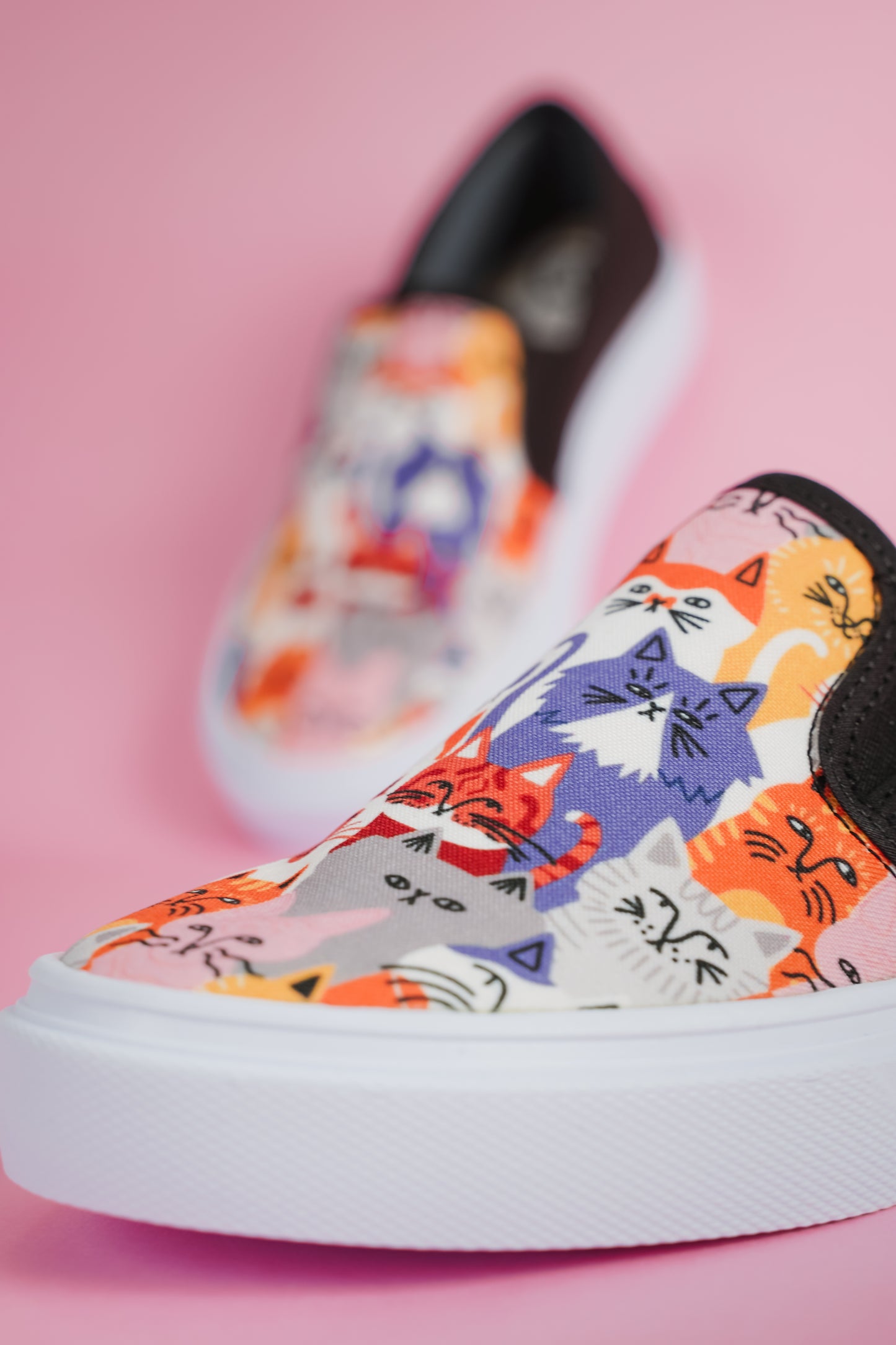 Tenis Slip On para mujer Catsu gatos estampado