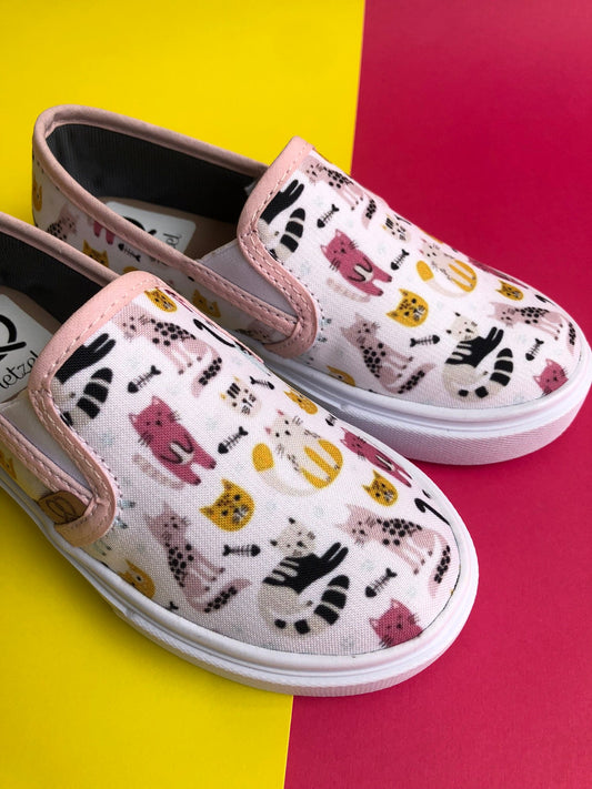 Tenis Slip On para niños Gatitos estampado